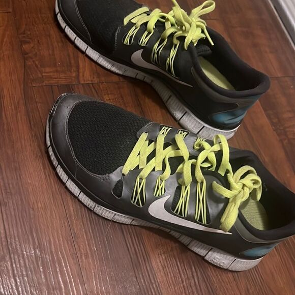 Women’s Nike Free Black Great Condition Running Sneaker - Neon Laces - 8.5 - Picture 1 of 4
